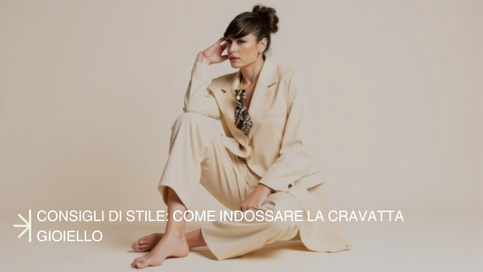 Modella che indossa una Cravatta Gioiello Claudia De Rosa, gioiello trasformabile handmade in Italy, abbinato a look elegante e contemporaneo,