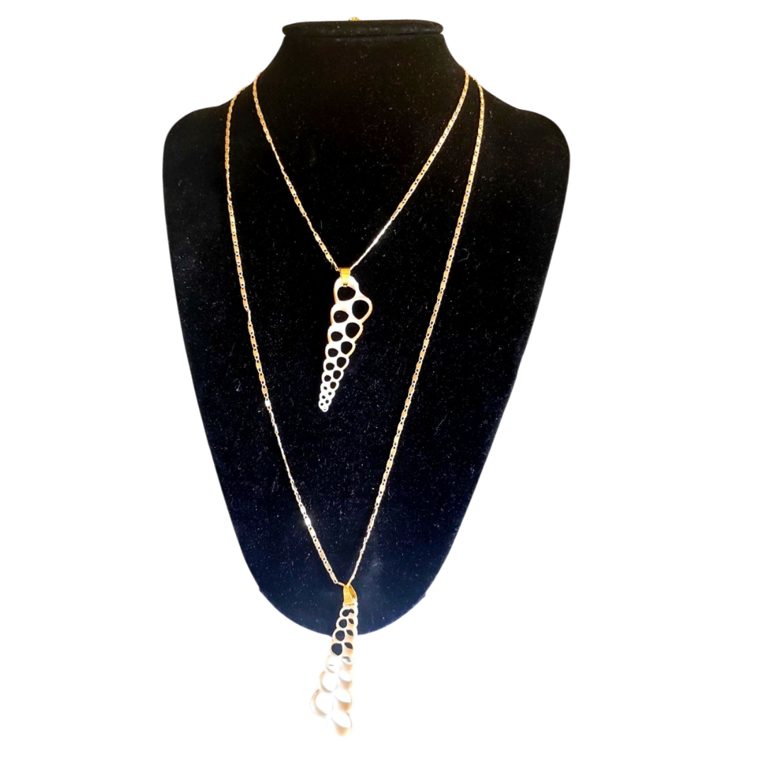 Collana con Collana con Pendente in conchiglia naturale Terebra Turritella, lunga e corta esposte su busto per collane