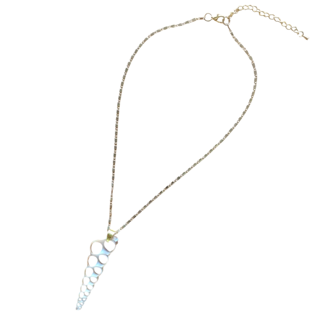Collana lunga con pendente in conchiglia naturale Terebra Turritella e catena dorata, stile boho chic artigianale