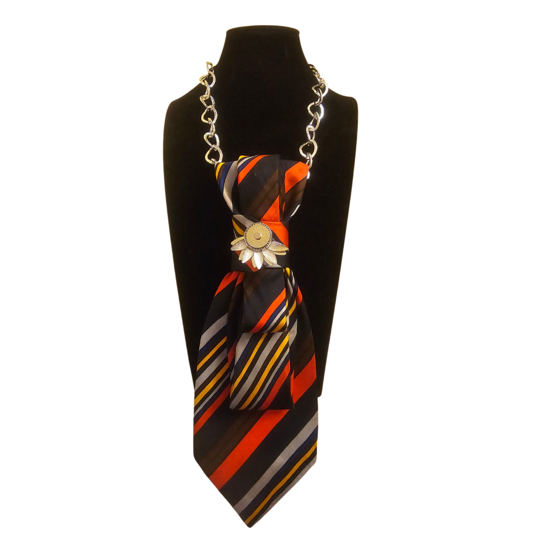 Cravatta Gioiello Stripes Fire Claudia De Rosa Jewelry – collana-cravatta in tessuto vintage rigato rosso e arancio con catena silver e fermaglio magnetico floreale.