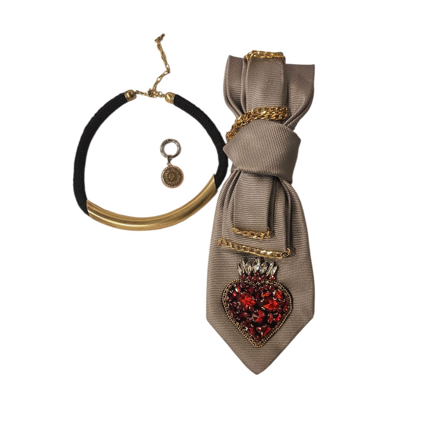 Cravatta gioiello donna componibile grigio chiaro con cuore ex voto rosso, strass e catene metalliche, componibile in 3 parti