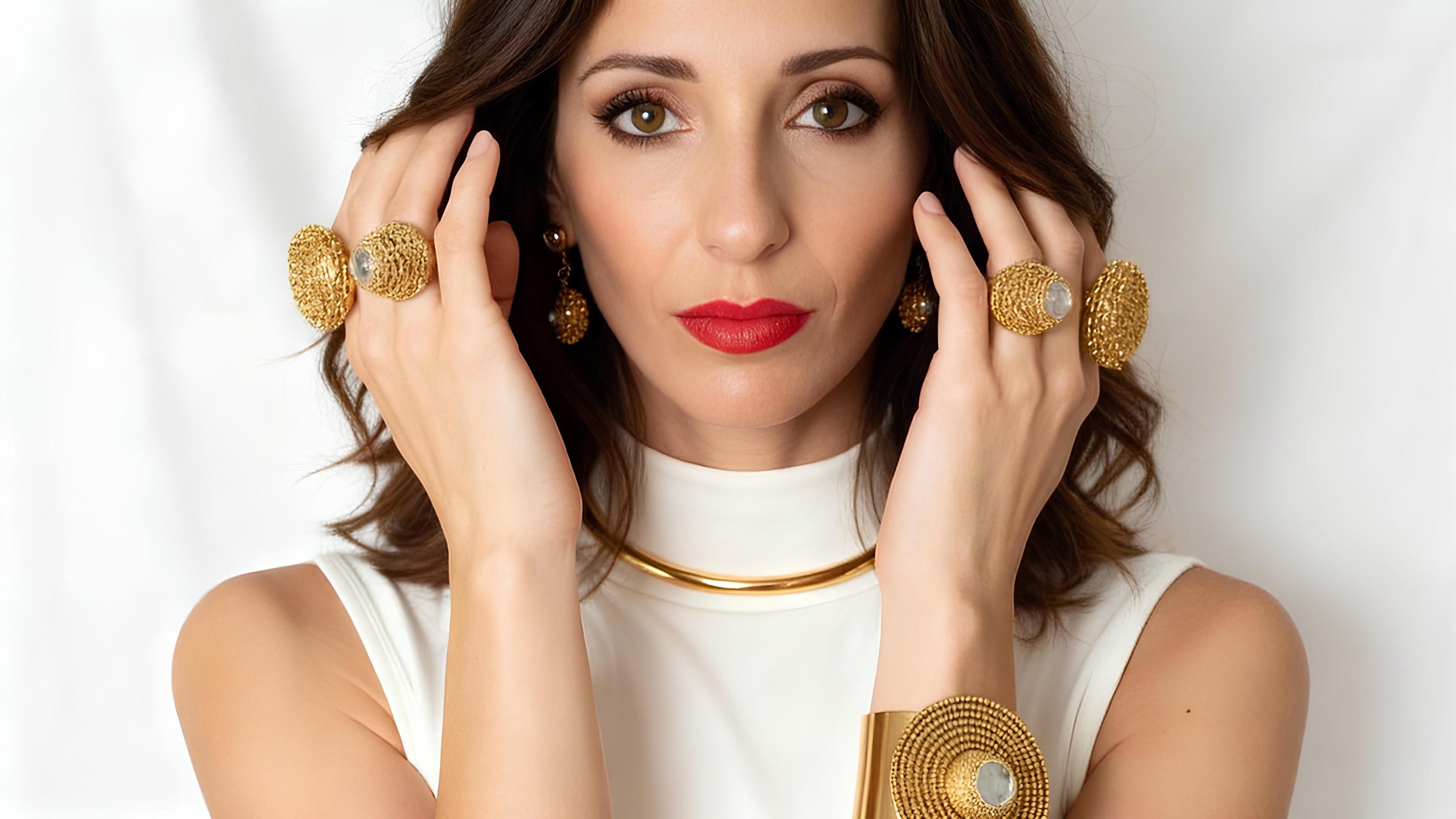 Donna elegante con cravatta gioiello Claudia De Rosa Jewelry, simbolo di rinascita femminile e empowerment attraverso lo stile.