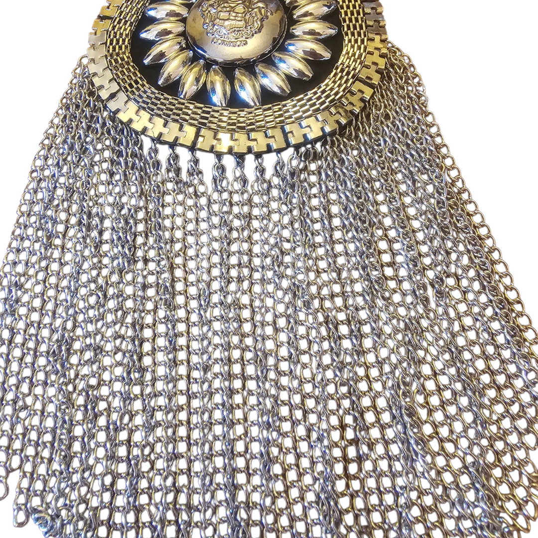 dettaglio frange di catene collana mannish