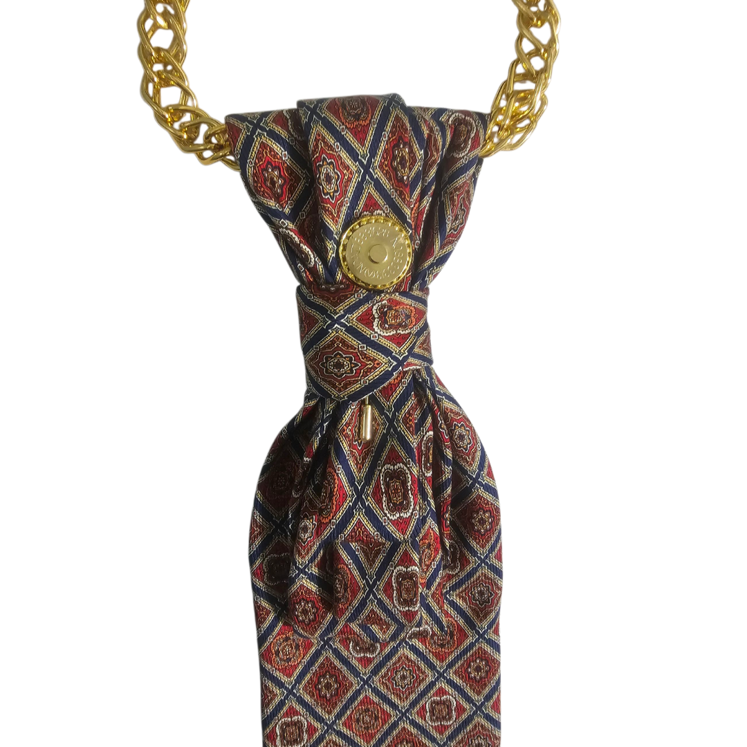 Dettaglio frontale del nodo magnetico della Cravatta Gioiello Vintage Rosso Reale in tessuto rosso e oro