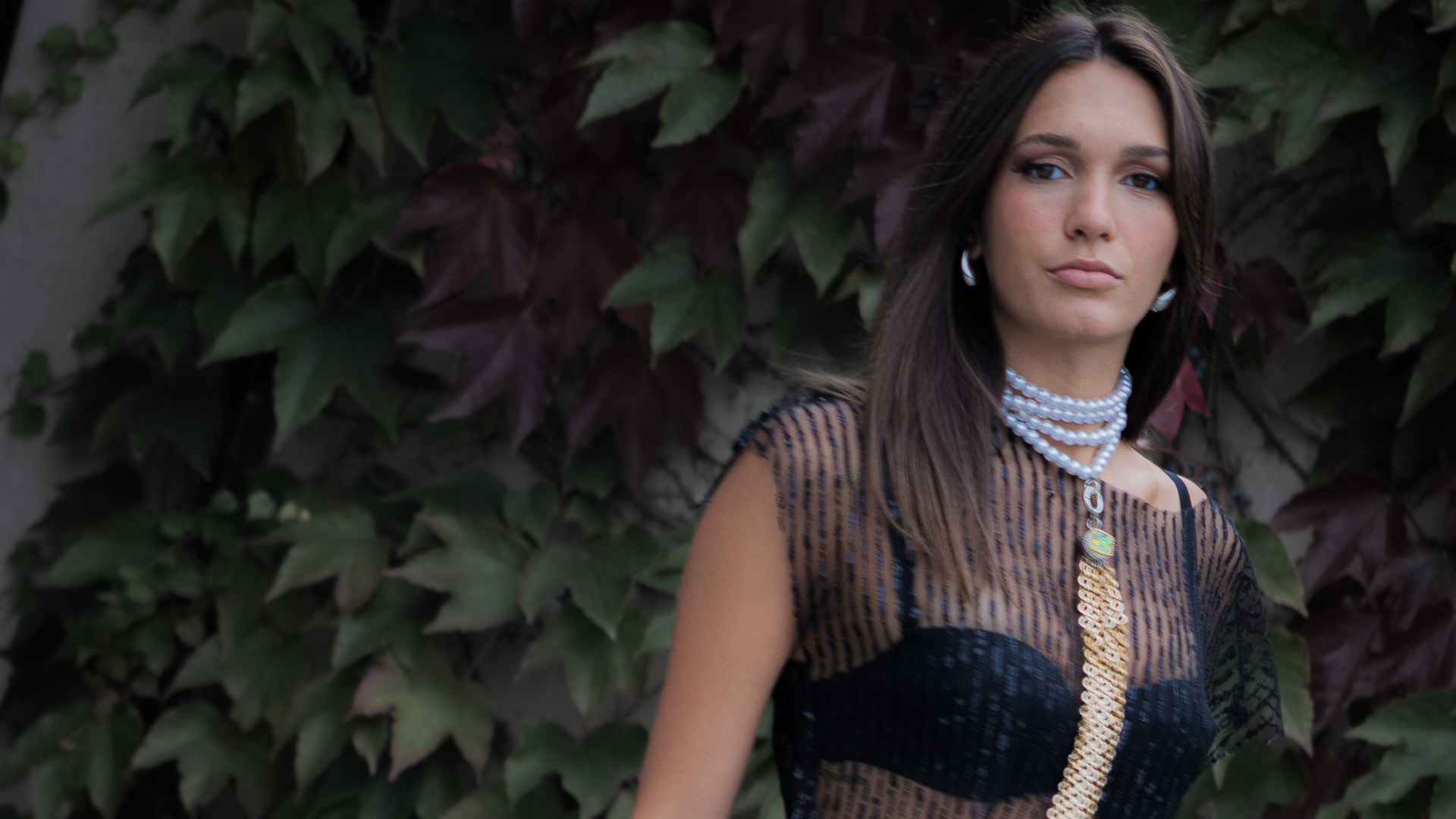 Donna che indossa gioielli trasformabili Claudia De Rosa, look audace ed elegante da giorno a sera con stile dominante