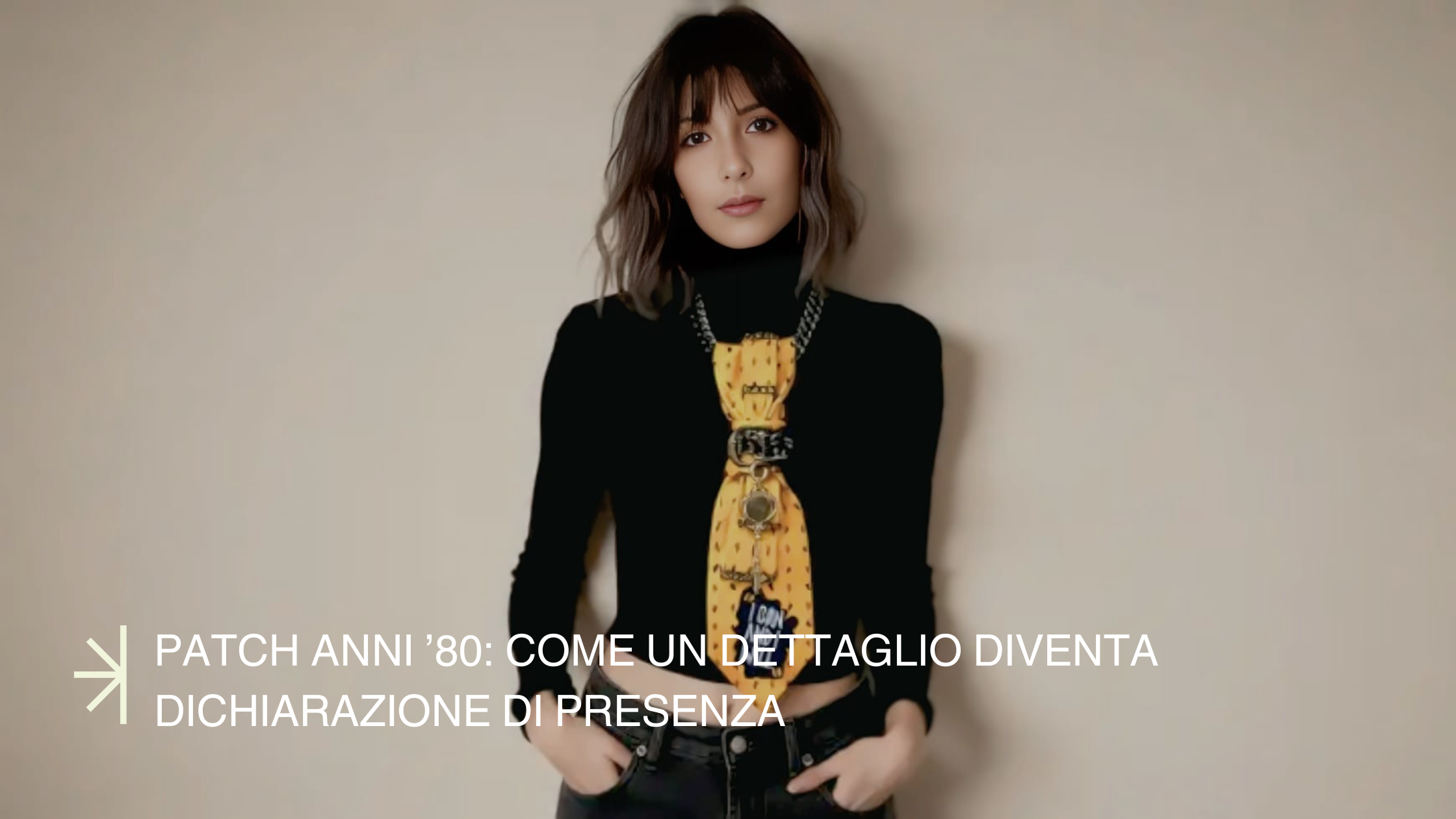 modella indossa cravatta gioiello con patch frase motivazionale