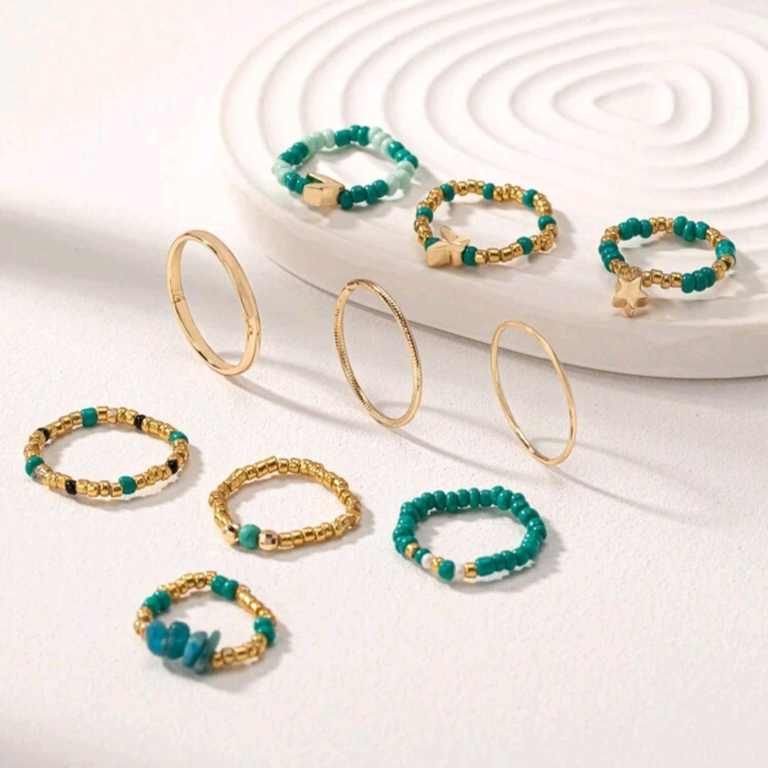 Anelli componibili realizzati in perline turchesi e oro esposti su supporto