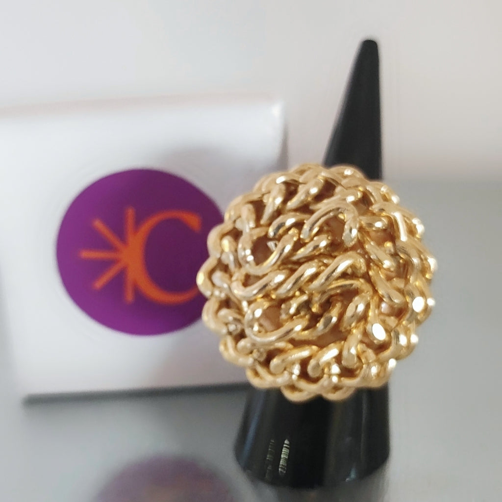 anello realizzato a mano con vortice di catena colore oro su supporto cono nero con scatola regalo