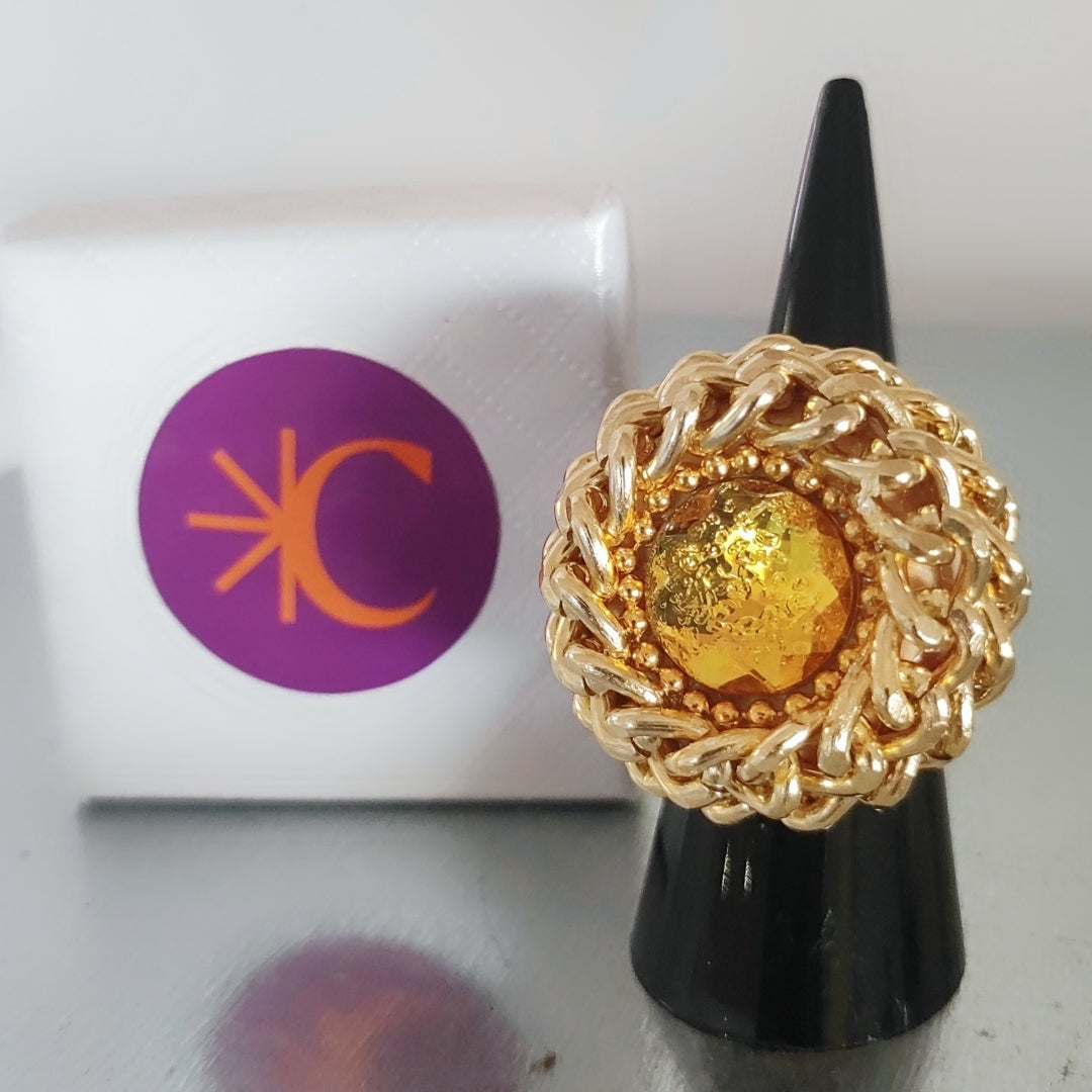 Anello vortice di catena rockabilly con cristallo swarovski colore giallo, su supporto cono nero e gift box