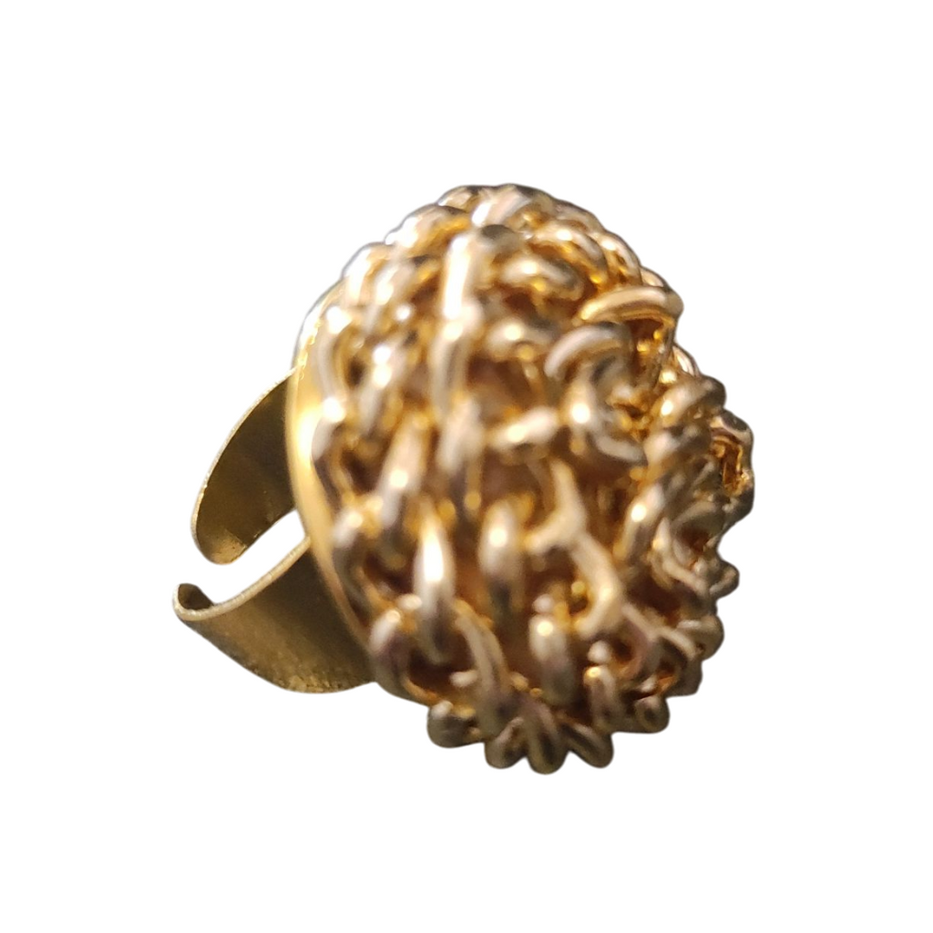 anello realizzato a mano con vortice di catena colore oro, visione laterale verso destra