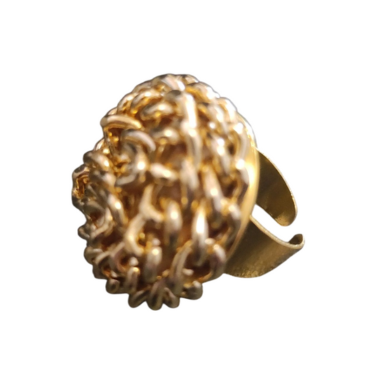 anello realizzato a mano con vortice di catena colore oro, posizionato lateralmente verso sinistra