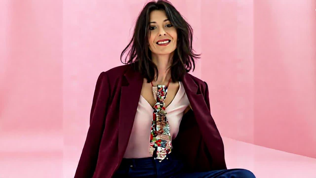 Claudia De Rosa indossa la Cravatta Gioiello Gold Rose con charm calamita a forma di lisca di pesce di colore oro rosa