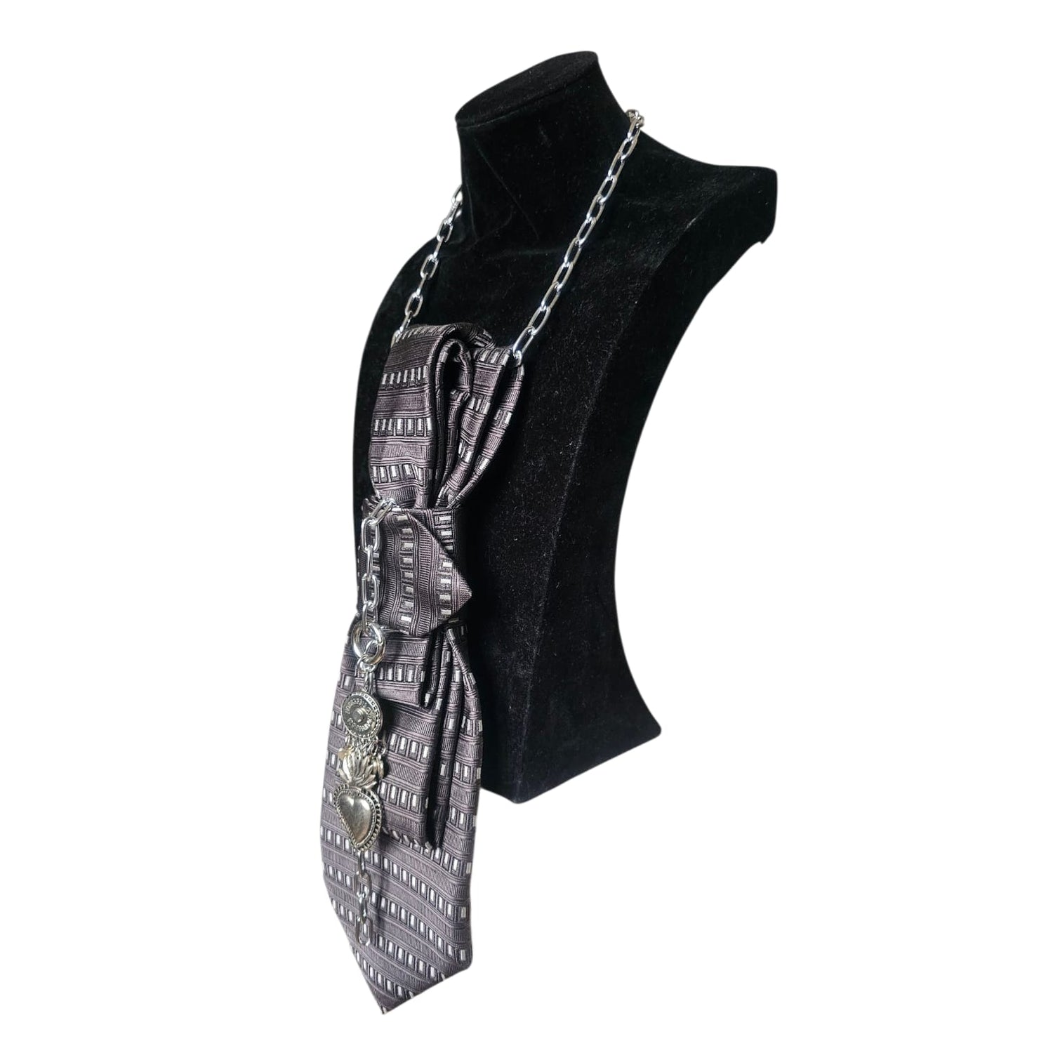 Collana Cravatta Gioiello Urban Warrior by claudia de rosa jewelry su manichino visione laterale
