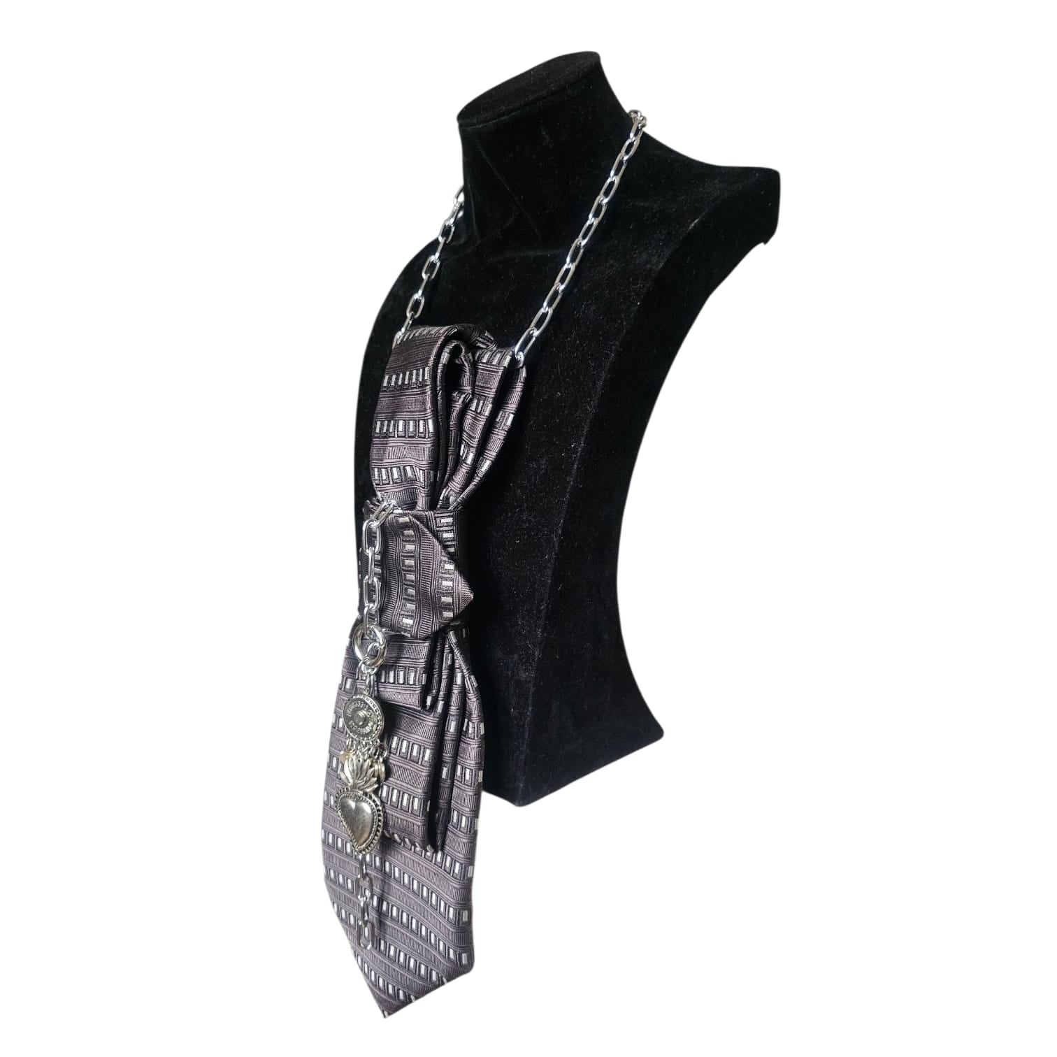 Collana Cravatta Gioiello Urban Warrior by claudia de rosa jewelry su manichino visione laterale
