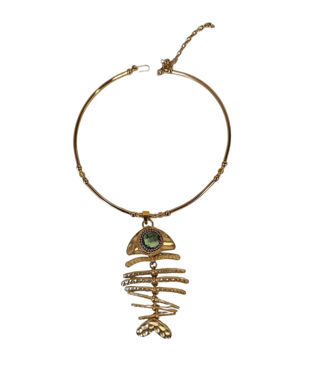 Flat lay collarino Nereidecon pendente pesce removibile colore oro su fondo neutro con composizione minimal di gioiello trasformabile