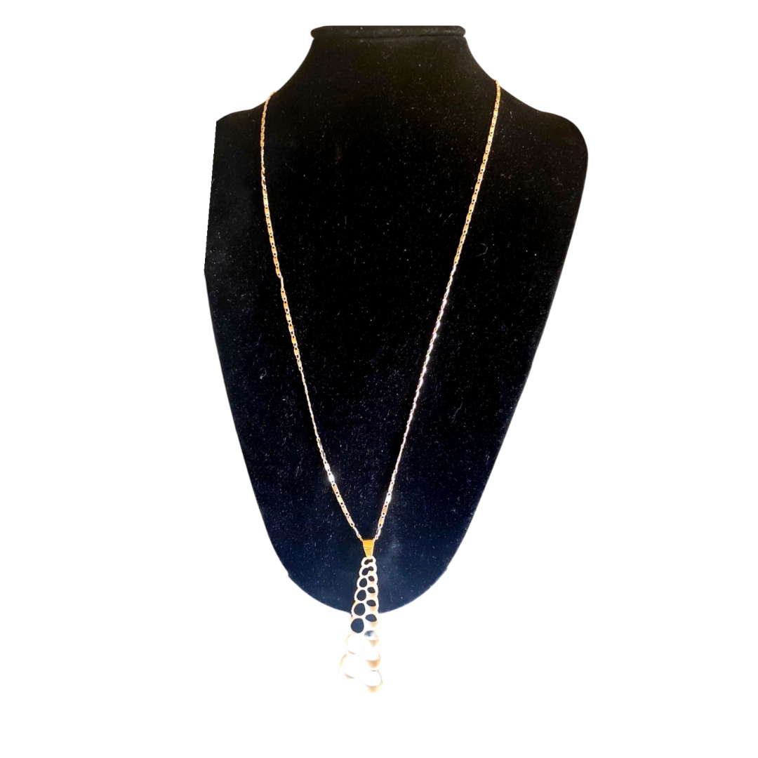 Collana con Pendente in conchiglia naturale Terebra Turritella esposto su busto per collane