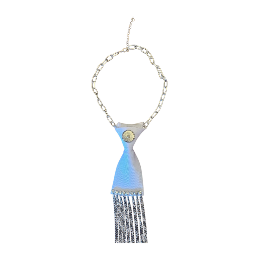 Collana cravatta mannish white con calamita senza manichino