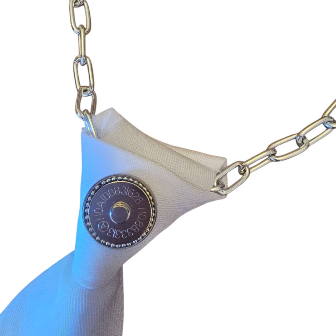 dettaglio magnetico del bottone per aggancio della clap calamita sulla cravatta white tie calamita