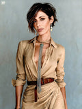 Collare regolabile con pendente Medusa trasformabile e movimento fluido delle catene su outfit contemporaneo