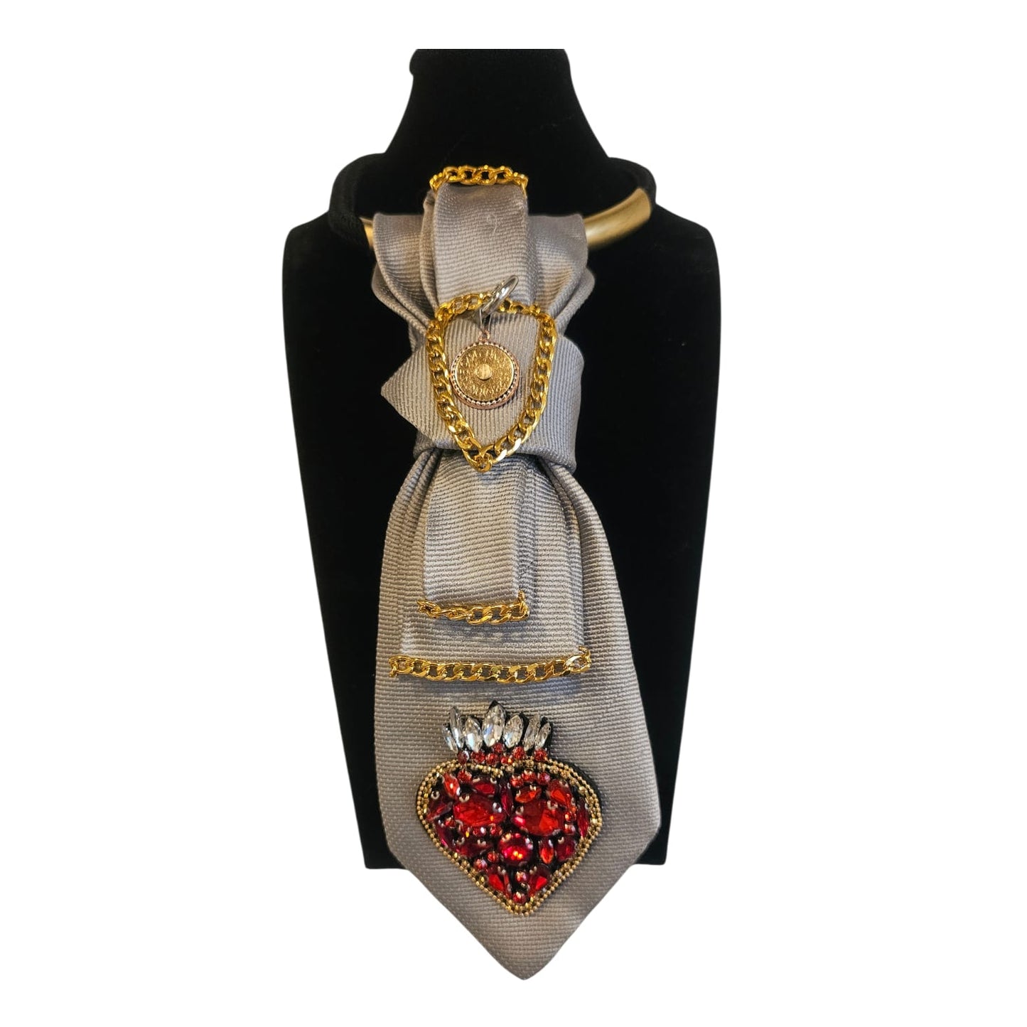 Cravatta gioiello donna componibile grigio chiaro con cuore ex voto rosso, strass e catene metalliche su manichino nero