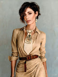 Cravatta gioiello Sandy Beach indossata da modella con pendente Nereide removibile trasformato in dettaglio gioiello su outfit elegante estivo