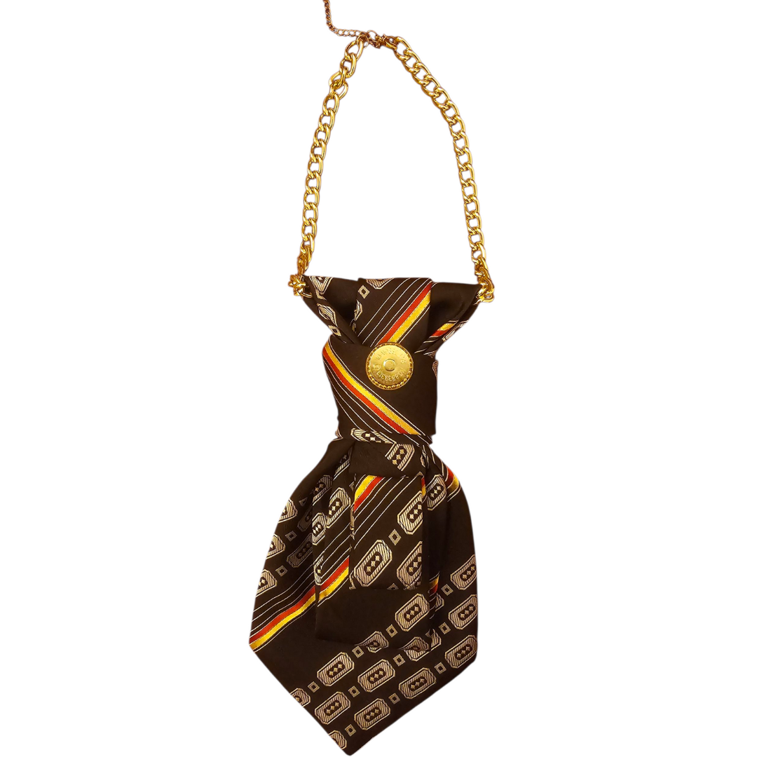 Collana-cravatta in raso marrone con catena dorata e spilla vintage a clip. Gioiello trasformabile, pezzo unico creato a mano in Italia.