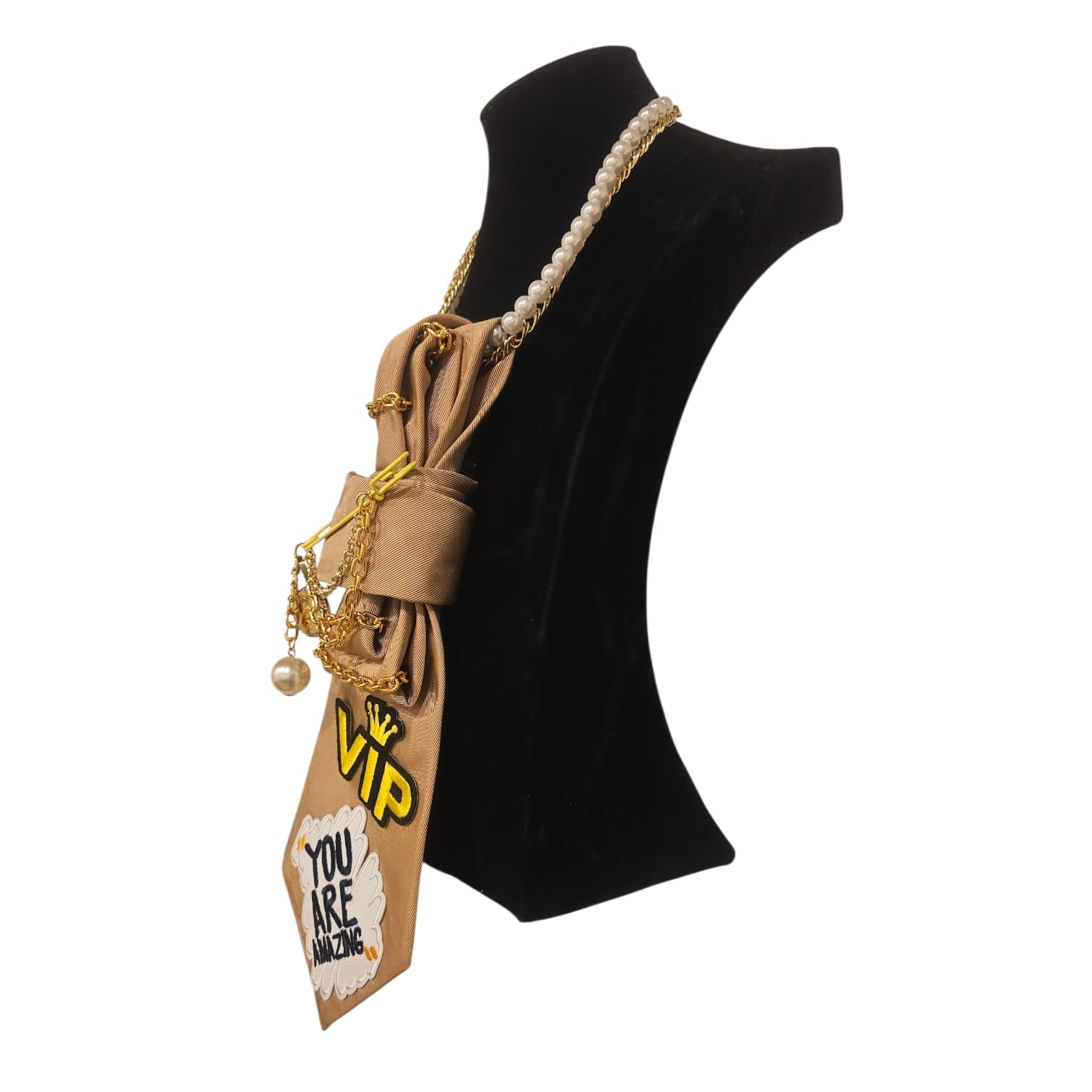 Cravatta Gioiello You are amazing su manichino nero posizione laterale rivolto verso sinitra