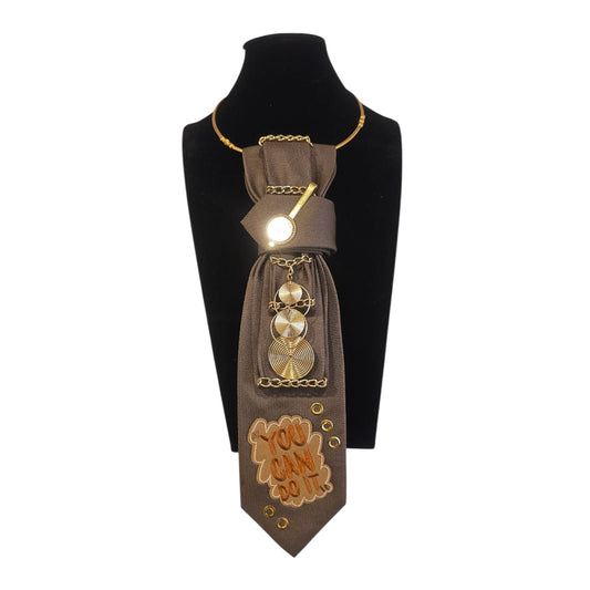 Cravatta Gioiello You can do it su manichino nero in posizione frontale