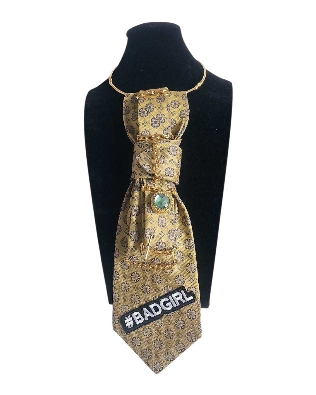 Cravatta Gioiello Bad Girl da donna componibile 4 in 1 in seta e acciaio Made in Italy su manichino in posizione frontale