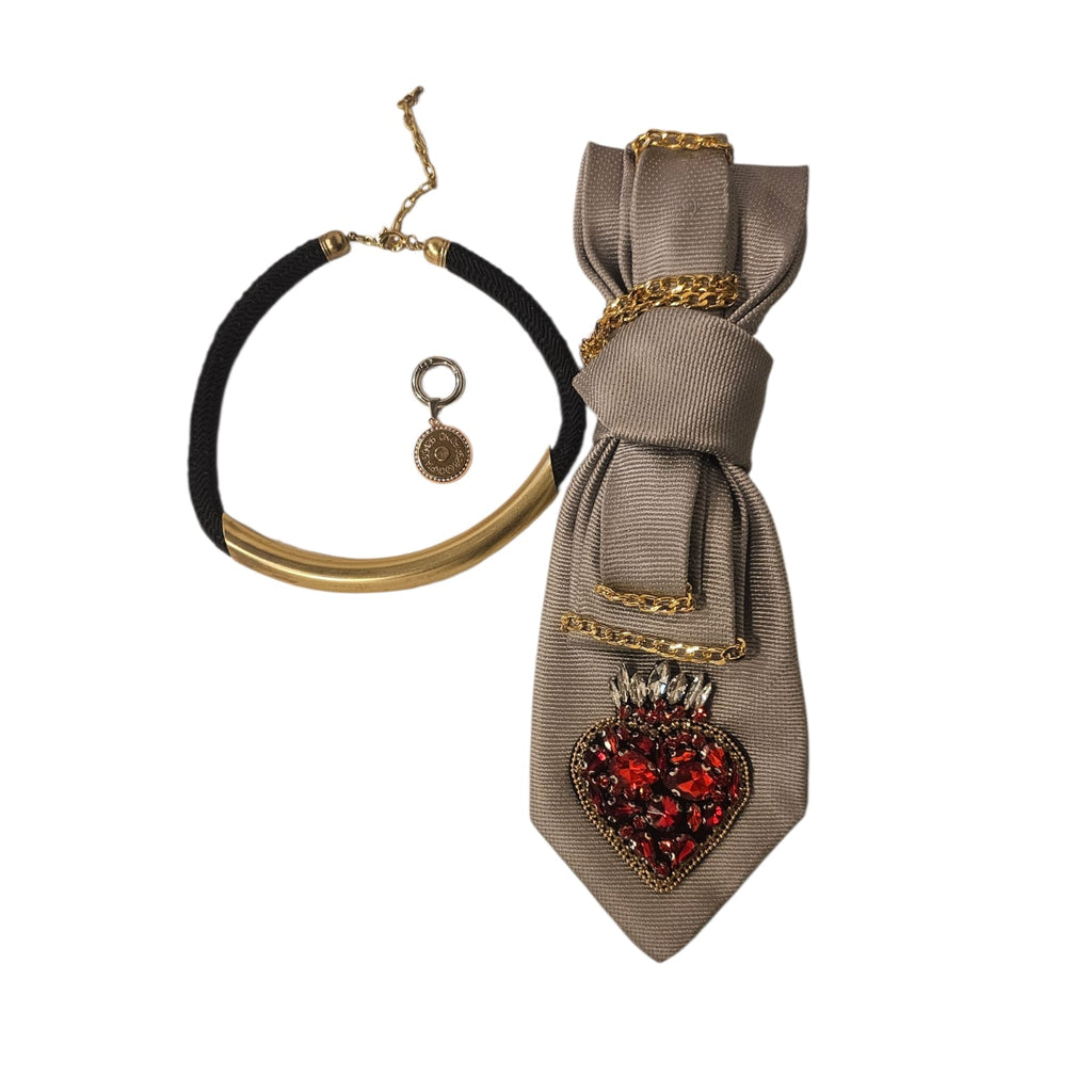 Cravatta gioiello donna componibile grigio chiaro con cuore ex voto rosso, strass e catene metalliche, componibile in 3 parti