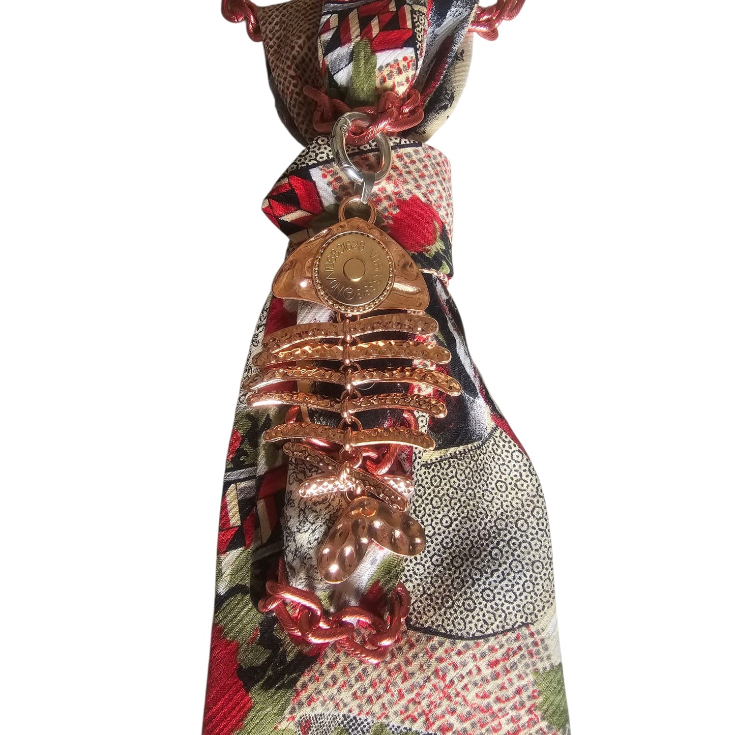 Dettaglio Charm Lisca Pesce in oro rosa cravatta gioiello Gold Rose di claudia de rosa jewelry