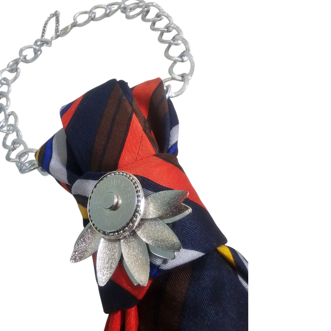 Dettaglio Cravatta Gioiello Stripes Fire Claudia De Rosa Jewelry – collana-cravatta in tessuto vintage rigato rosso e arancio con catena silver e fermaglio magnetico floreale.
