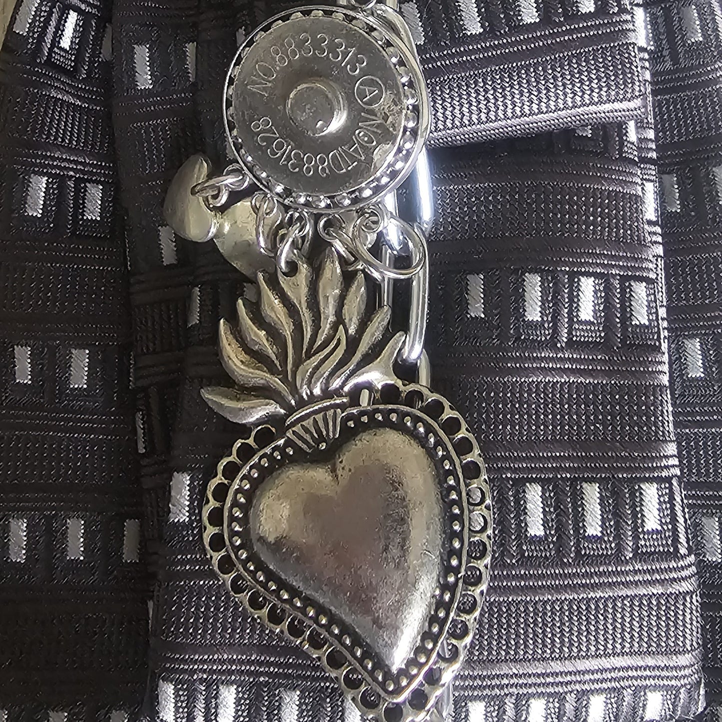 Dettaglio Charm Sacro Cuore removibile Collana Cravatta Gioiello Urban Warrior by claudia de rosa jewelry