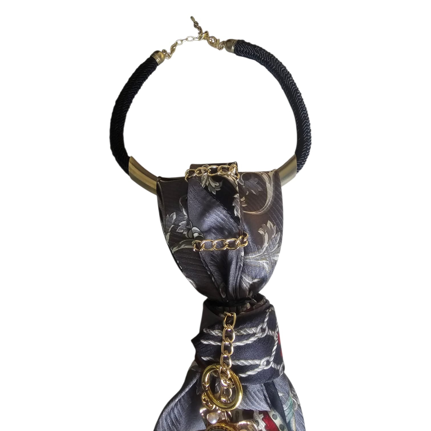 Dettaglio collana Cravatta Gioiello Imperial Cross di Claudia De Rosa Jewelry