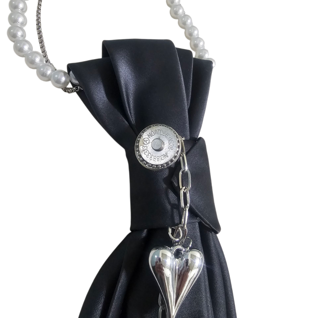 Dettaglio del nodo della Cravatta Gioiello Midnight Heart di Claudia De Rosa Jewelry – collana-cravatta nera con catena e perle, charm argentato a cuore e fermaglio magnetico intercambiabile.