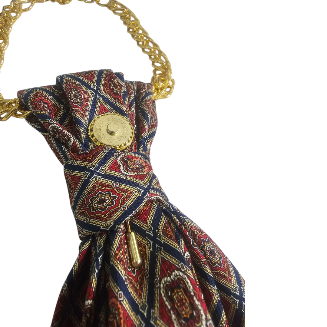 Dettaglio del nodo magnetico della Cravatta Gioiello Vintage Rosso Reale in tessuto rosso e oro