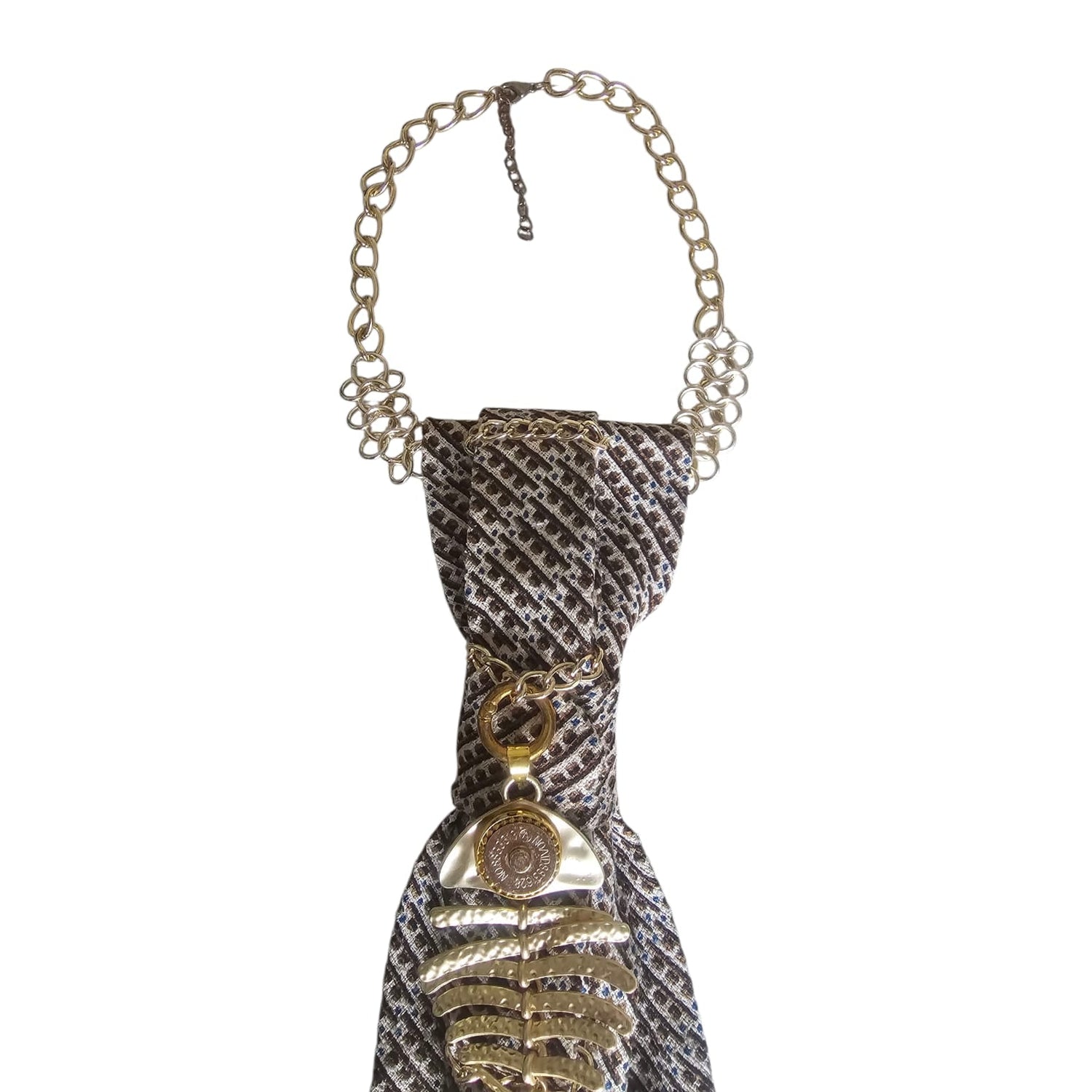 Dettaglio nodo e catena della collana Cravatta Gioiello Fish Gold di Claudia De Rosa Jewelry