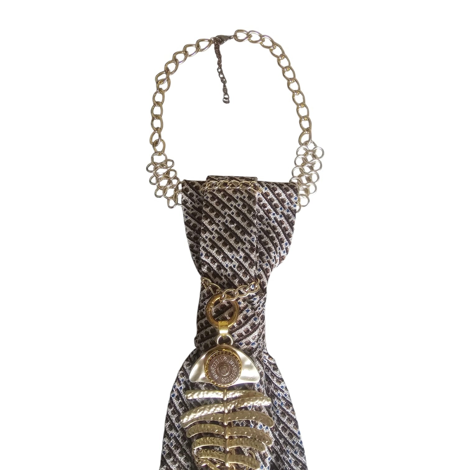 Dettaglio nodo e catena della collana Cravatta Gioiello Fish Gold di Claudia De Rosa Jewelry