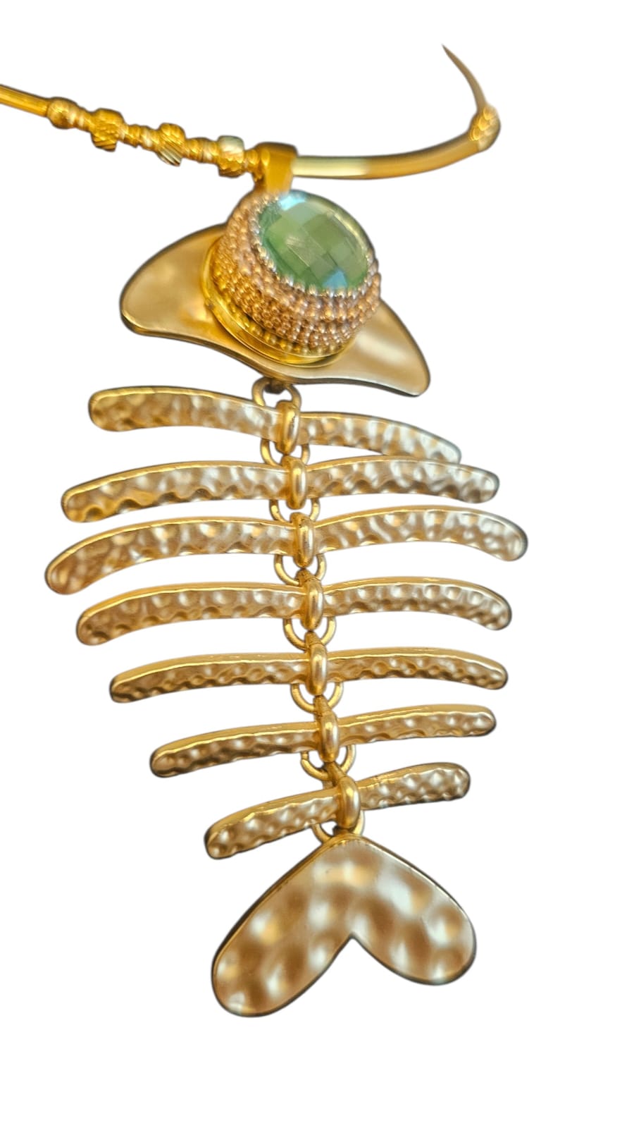DEttaglio del pendente Nereide colore oro con Clap Calamita verde e oro