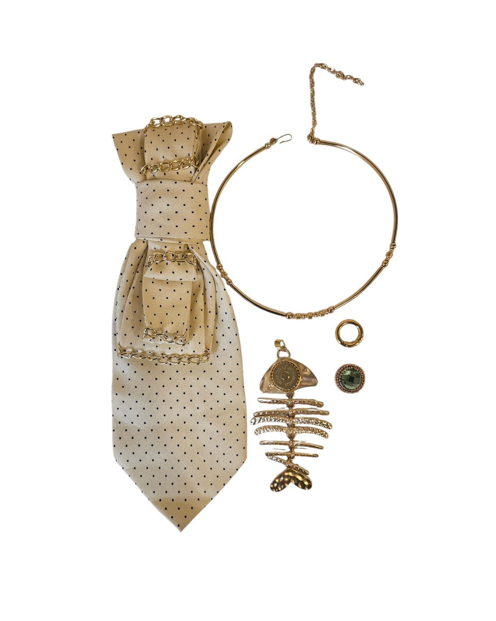 Flat lay cravatta gioiello Sandy Beach scomposta con pendente Nereide, collarino rigido e clap magnetica su fondo neutro ispirato ai toni sabbia