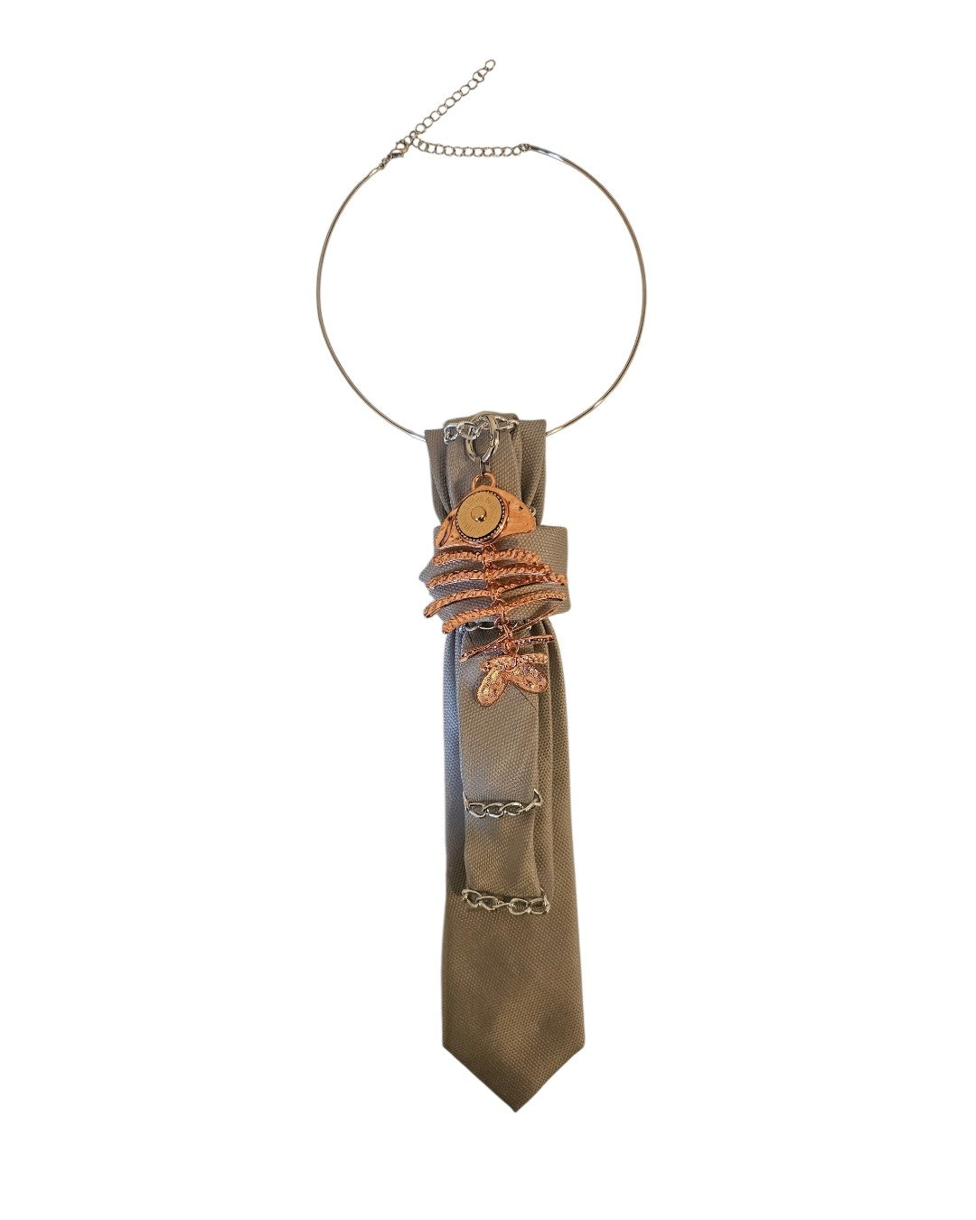 Flat lay cravatta gioiello Silver Night con pendente Nereide, collarino rigido e clasp magnetica su fondo scuro minimal