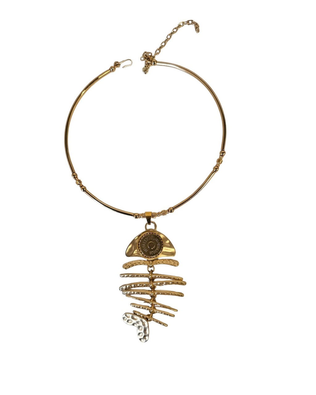 Flat lay collana e pendente Nereide, collarino rigido 