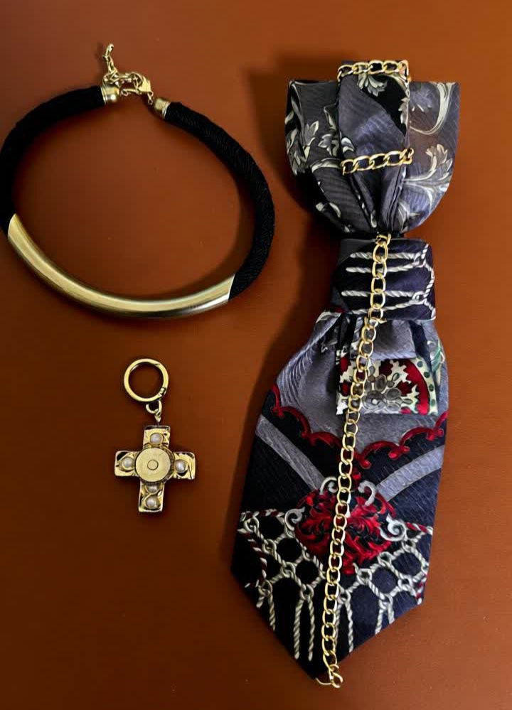 Come tutti i gioielli trasformabili, anche la cravatta gioiello è pensata per adattarsi a stili diversi e accompagnare chi la indossa in più momenti della giornata 3 in 1  design by Claudia De Rosa Jewelry 