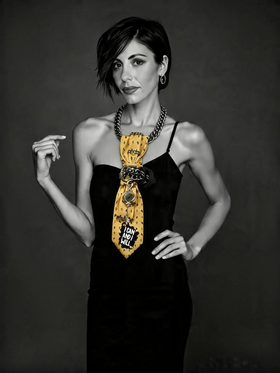 Modella con cravatta Gioiello Calamita "I can and I will"_tubino nero