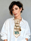Modella con cravatta Gioiello Calamita "never give up"_camicia bianca oversize