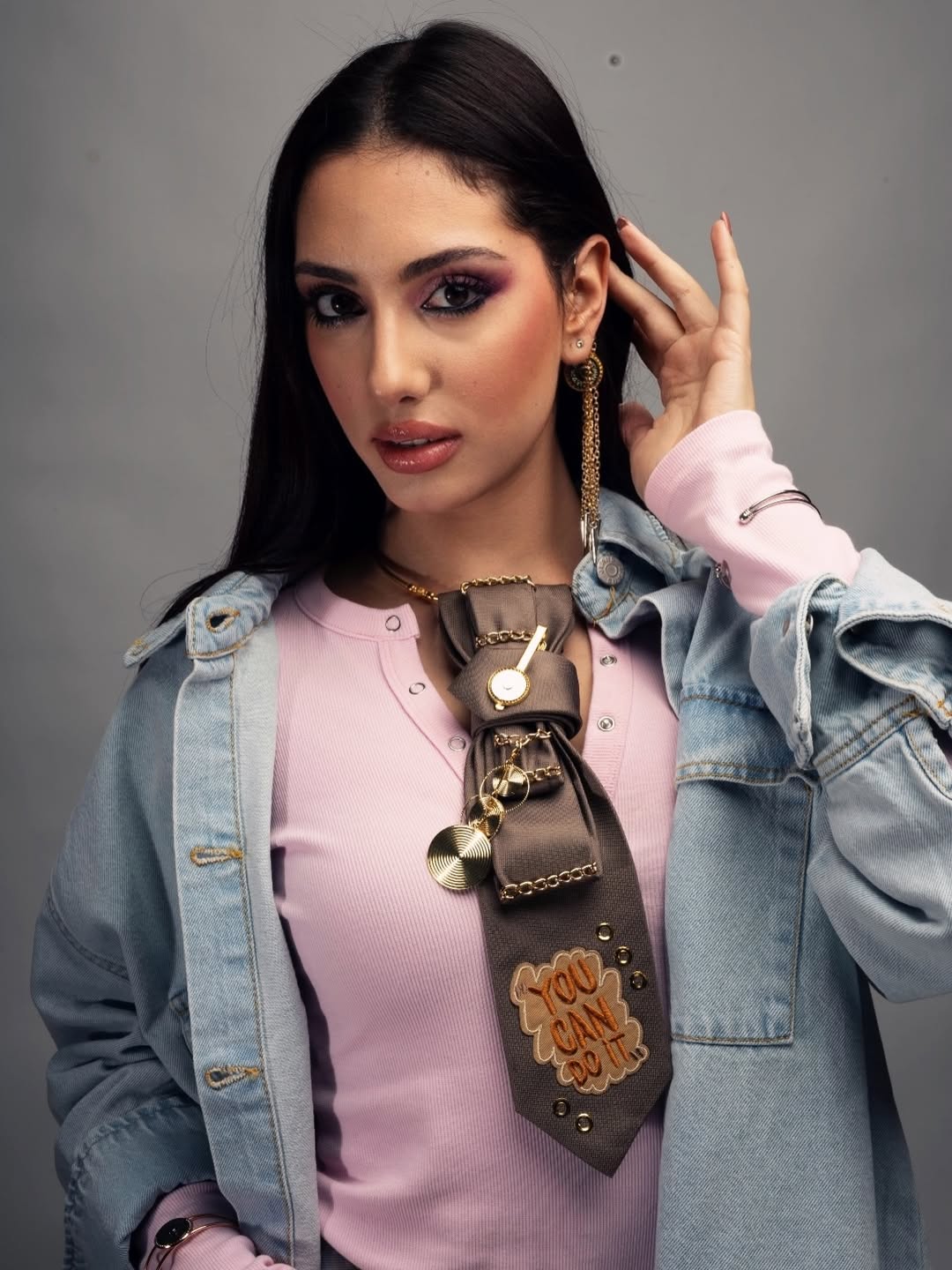 Modella indossa le Cravatte Gioiello Claudia De Rosa Jewelry con patch "You can do it"