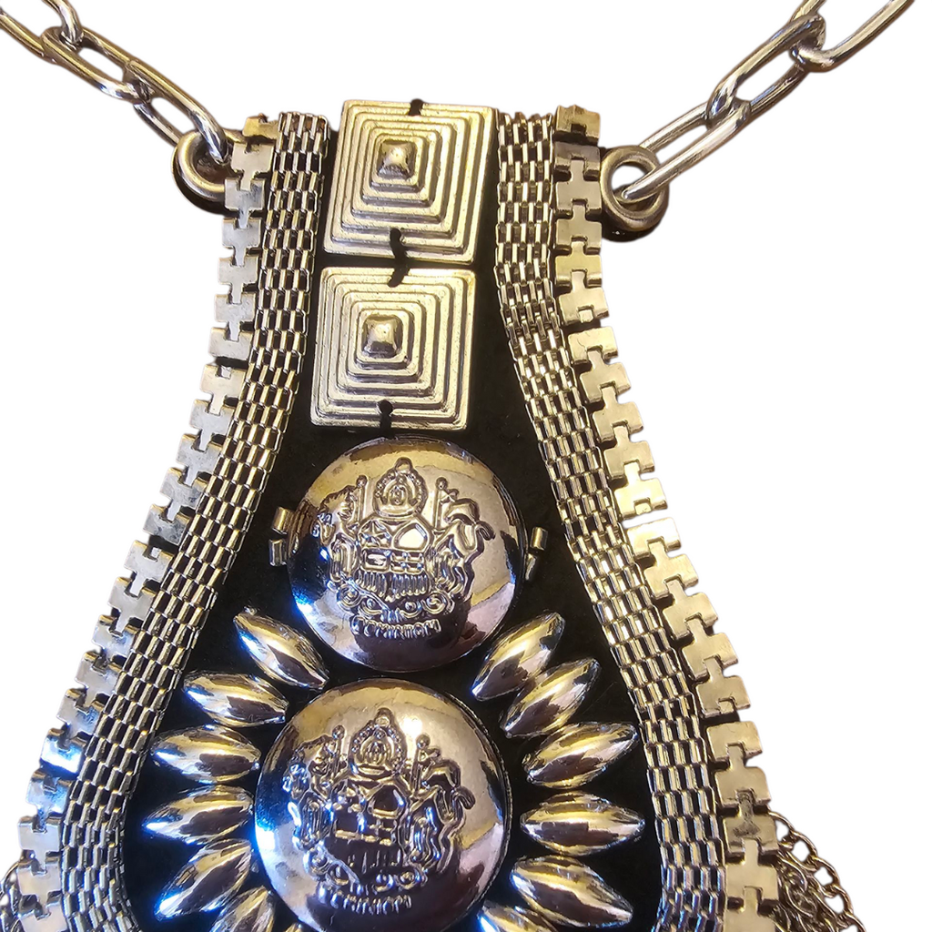 dettaglio del pendente della collana Mannish Silver Fringe