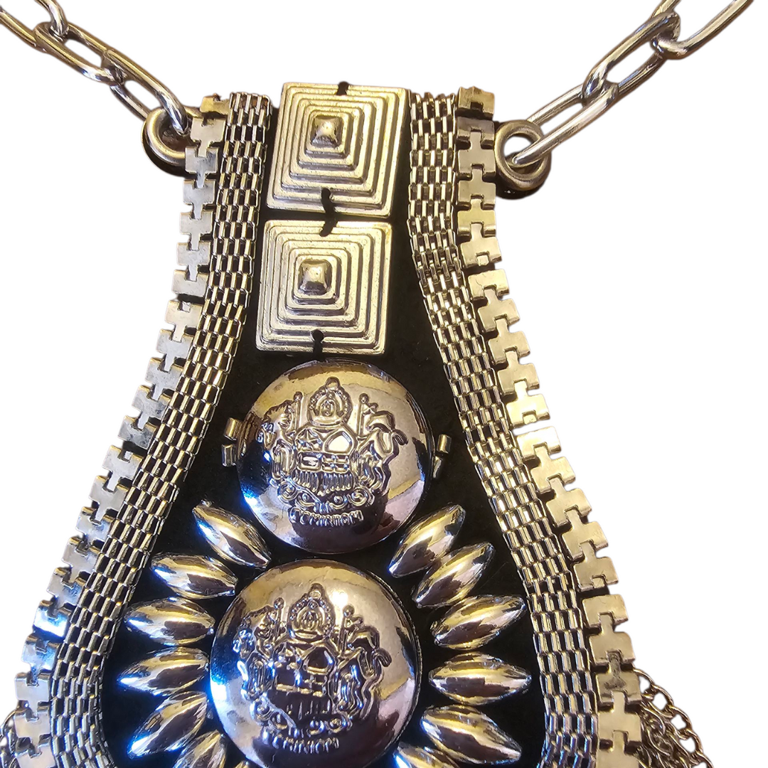 dettaglio del pendente della collana Mannish Silver Fringe