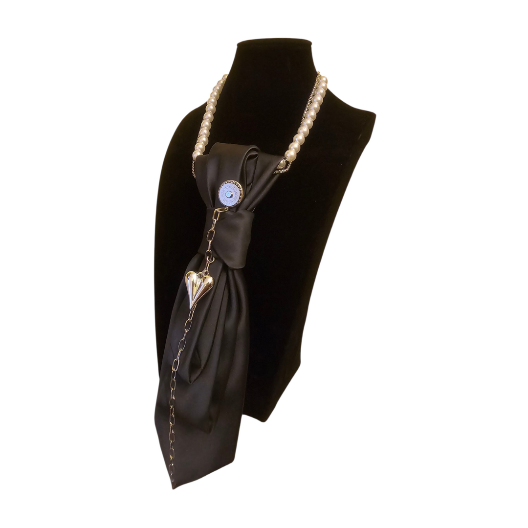 Posizione laterale su manichino della Cravatta Gioiello Midnight Heart di Claudia De Rosa Jewelry – collana-cravatta nera con catena e perle, charm argentato a cuore e fermaglio magnetico intercambiabile.