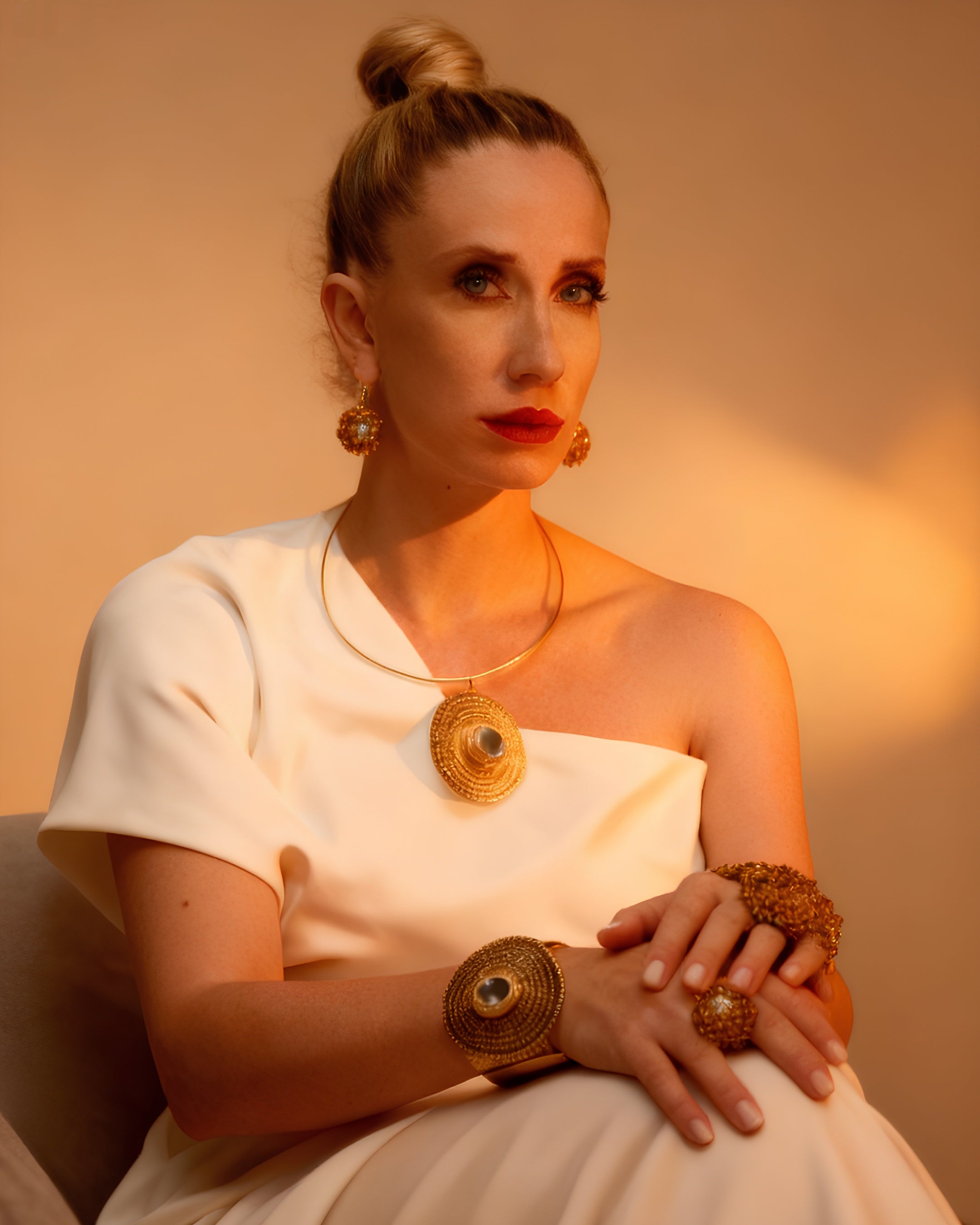 Modella indossa Set Anello+ Clap, Bracciale + Clap e Orecchini + Clap per il Black Friday 2025